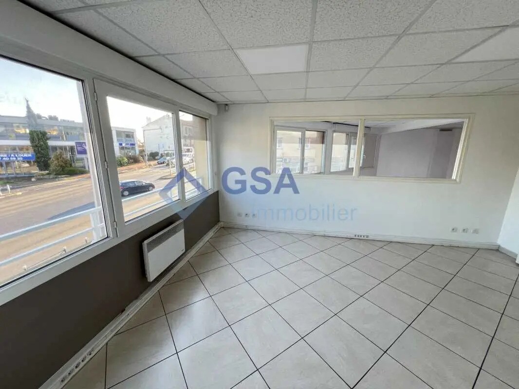 Office in Ris-Orangis to rent Interior Photo- Image 1 of 7