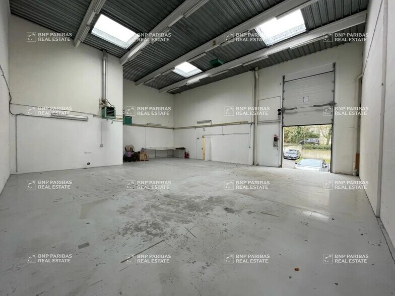 Light Industrial in Champs-sur-Marne to rent - Building Photo - Image 2 of 9