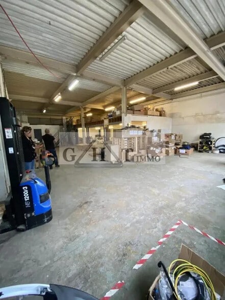 Industrial in Noisy-le-Grand to rent - Interior Photo - Image 2 of 3