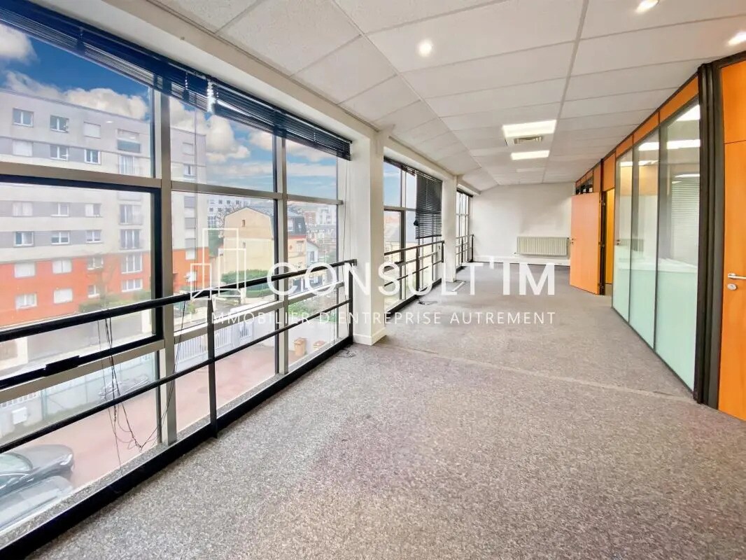 Office in Courbevoie to rent Building Photo- Image 1 of 10
