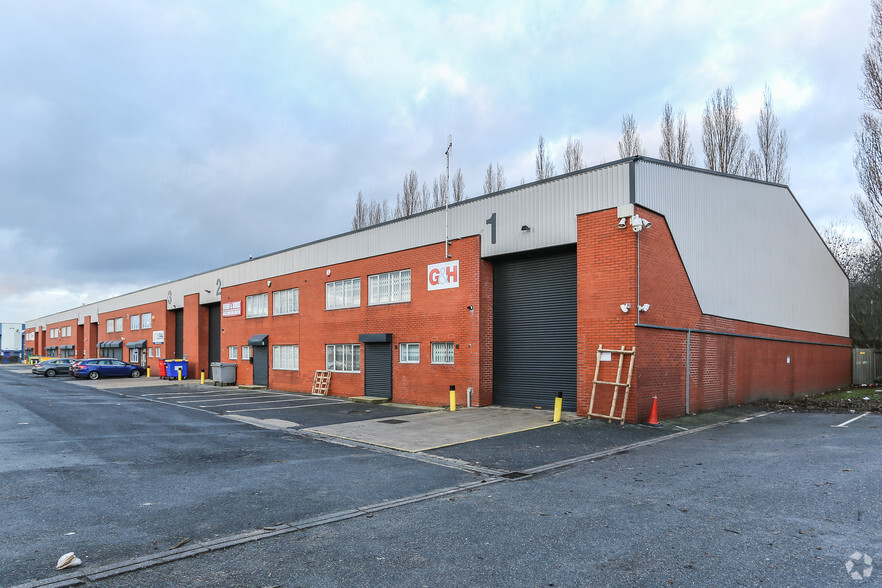 1-7 Glover Way, Leeds for rent - Primary Photo - Image 1 of 9