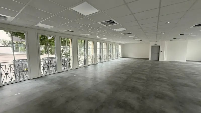 Office in Chessy to rent Interior Photo- Image 1 of 13