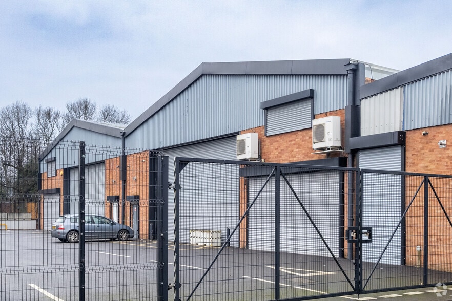 9 Linthouse Ln, Wolverhampton for sale - Building Photo - Image 3 of 17