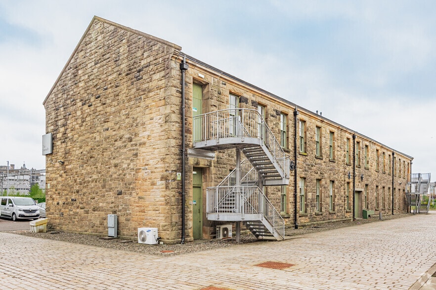 Jubilee House, The Barracks, Forthside Way, Way, Stirling to rent - Building Photo - Image 2 of 4