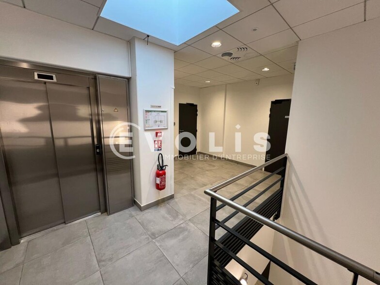 100 Chemin Des Guinguettes, Vaulx-Milieu to rent - Building Photo - Image 2 of 9