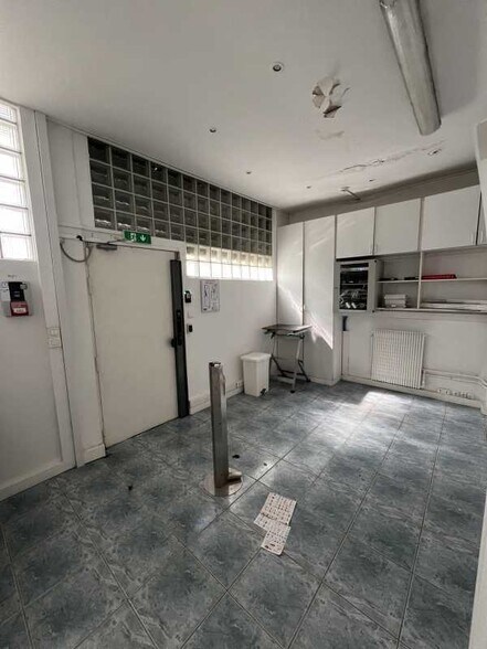 Retail in Montreuil for sale - Interior Photo - Image 2 of 5