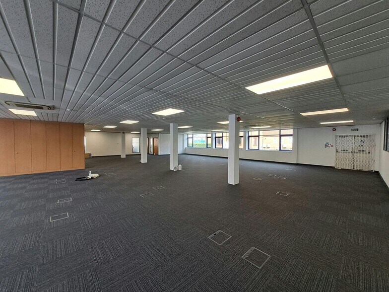 37 Gatwick Rd, Crawley to rent - Interior Photo - Image 1 of 37