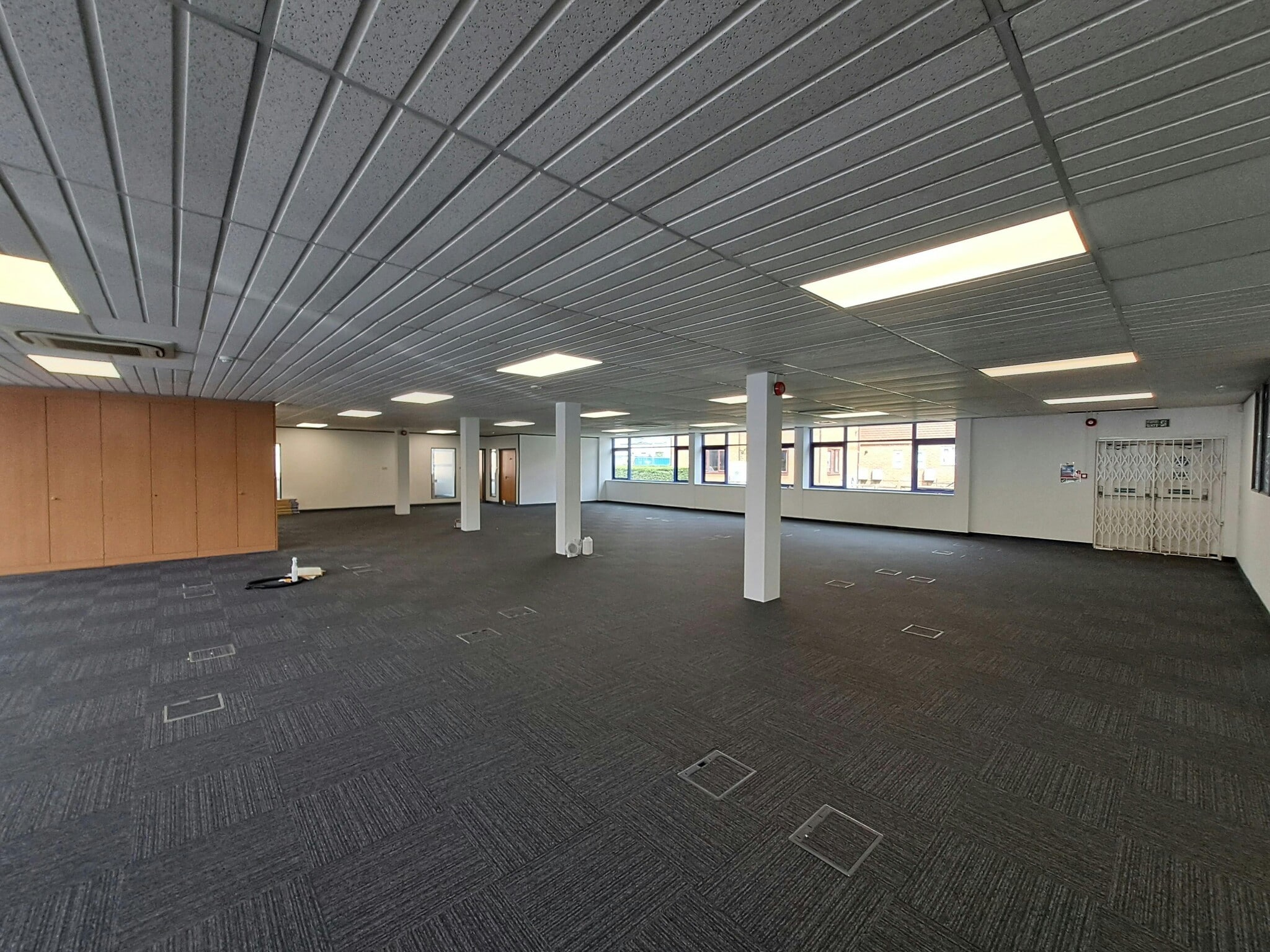 37 Gatwick Rd, Crawley to rent Primary Photo- Image 1 of 38