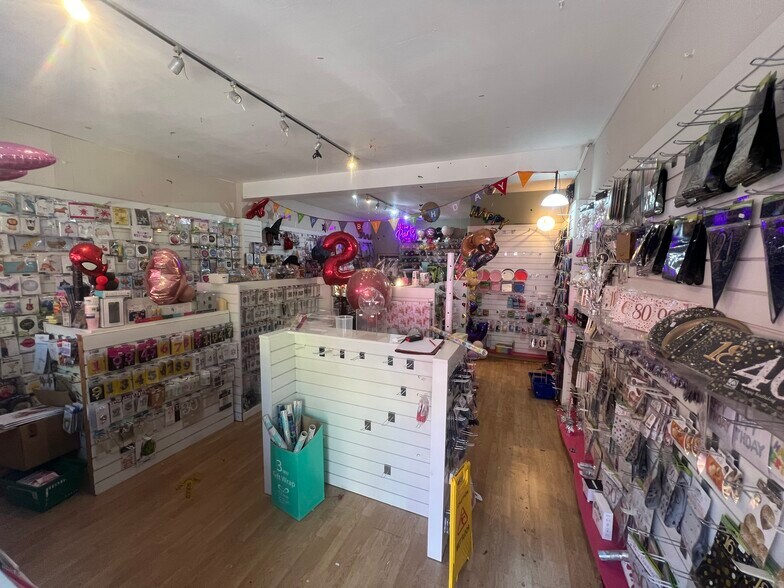 3 The Dells, Bishop's Stortford to rent - Building Photo - Image 2 of 4