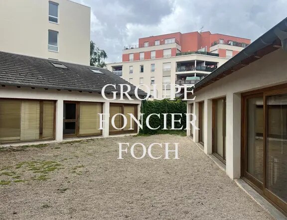 Light Industrial in Villeurbanne for sale Building Photo- Image 1 of 8