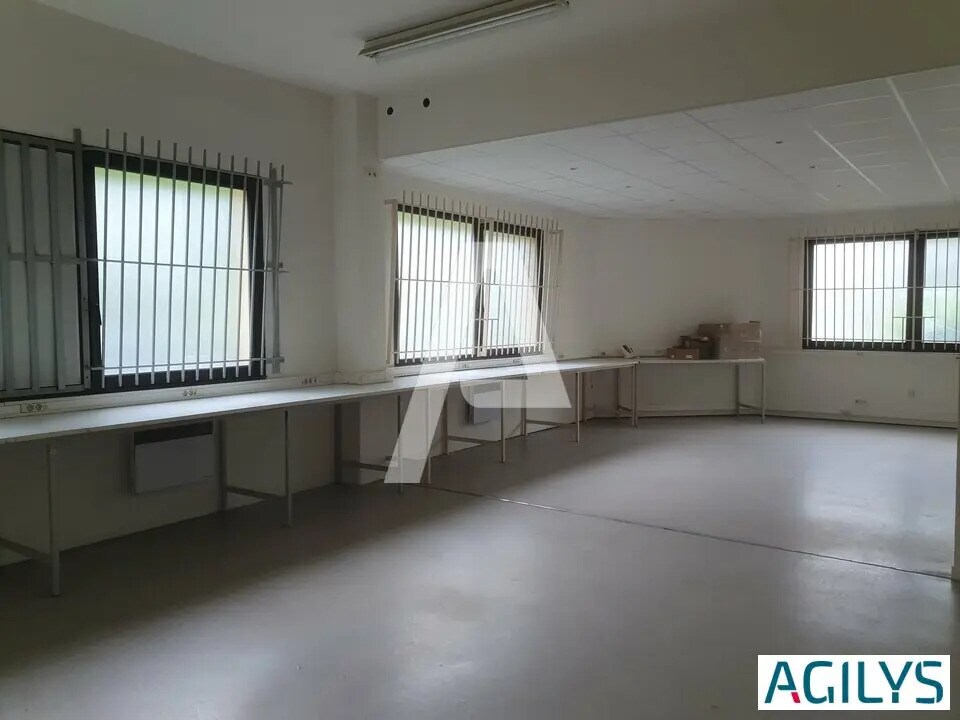 Light Industrial in Champs-sur-Marne to rent Interior Photo- Image 1 of 11