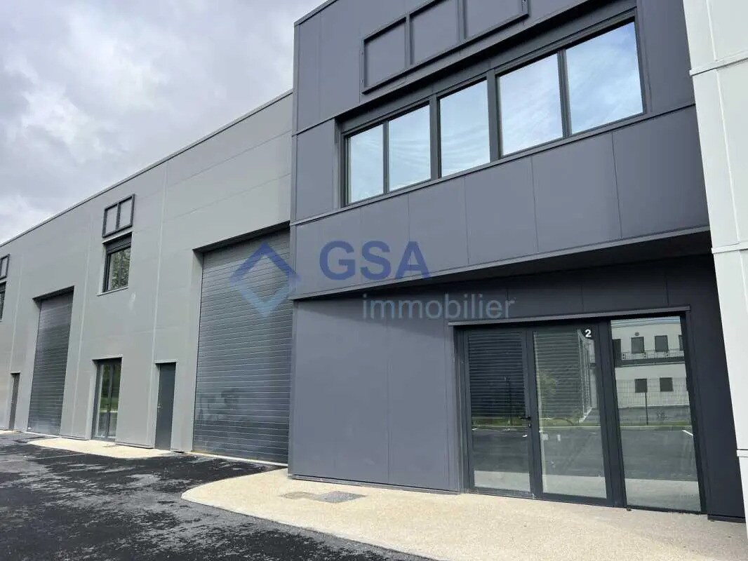 Office in Saint-Pierre-du-Perray to rent Building Photo- Image 1 of 11
