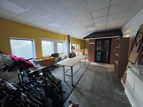 17-18 Riverside Park, Wimborne to rent Interior Photo- Image 2 of 8