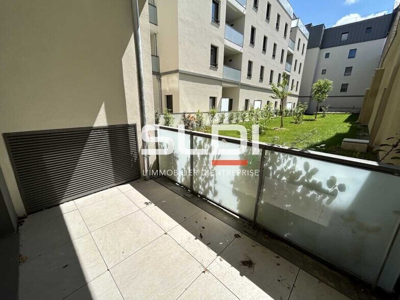 Retail in Villefranche-sur-Saône for sale - Building Photo - Image 1 of 7