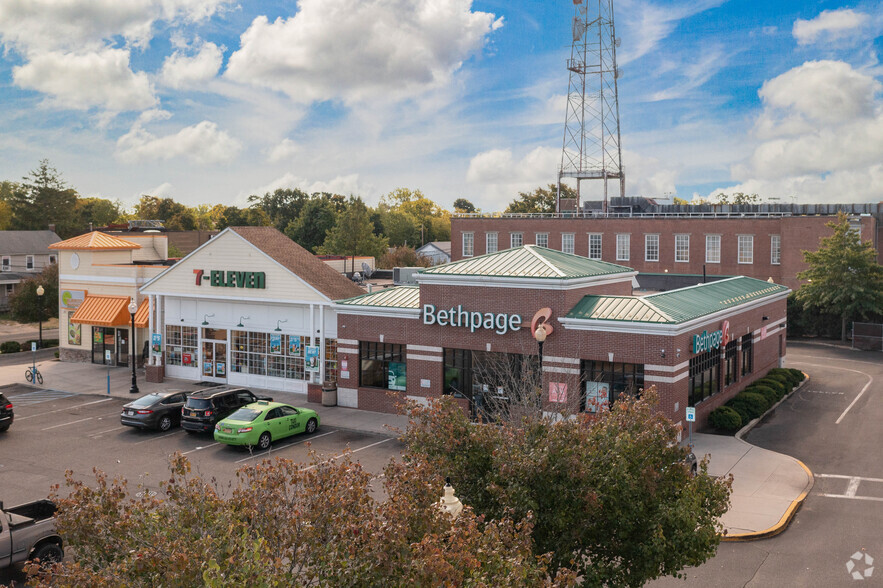 270-274 E Main St, Patchogue, NY for sale - Primary Photo - Image 1 of 1