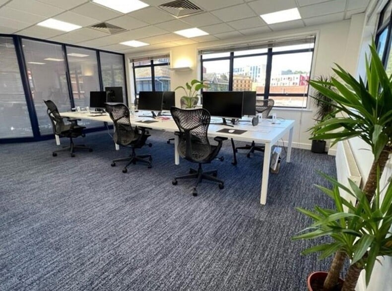 3 Walnut Tree Clos, Guildford for sale - Building Photo - Image 2 of 4