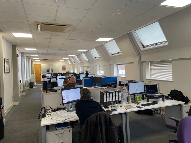 211 High St, Berkhamsted to rent - Building Photo - Image 3 of 6