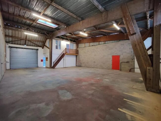 Location Local d'activités 681 m²