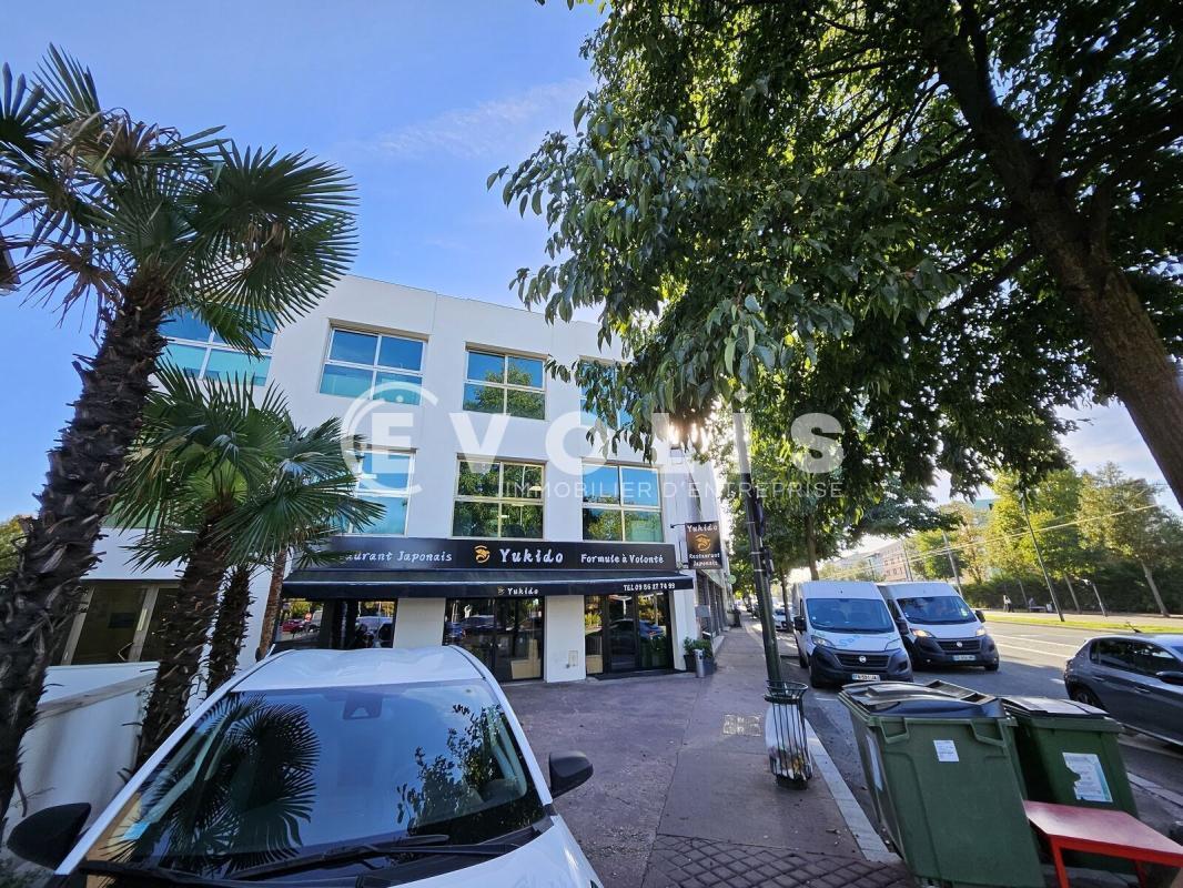 Office in Clamart to rent Building Photo- Image 1 of 24