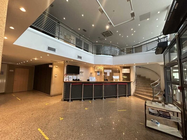 Office in Créteil to rent - Lobby - Image 2 of 4