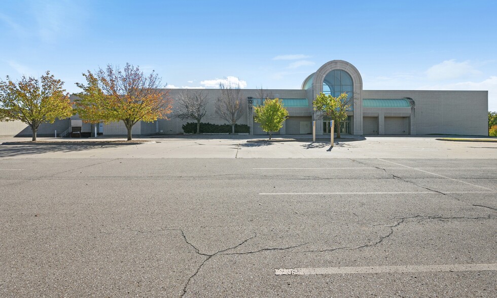 Former Sears portfolio of 6 properties for sale on LoopNet.co.uk - Primary Photo - Image 3 of 5