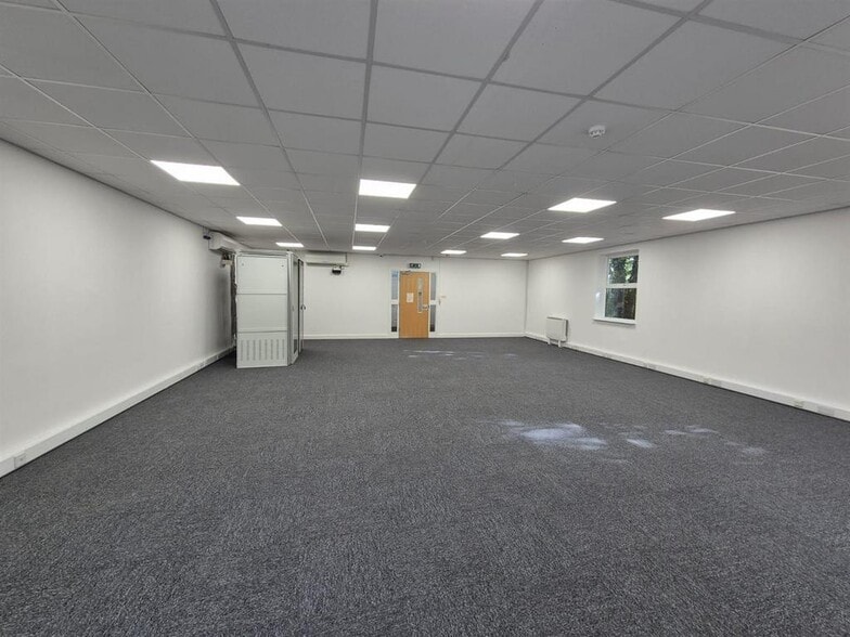 Whitworth Ct, Runcorn to rent - Building Photo - Image 3 of 16