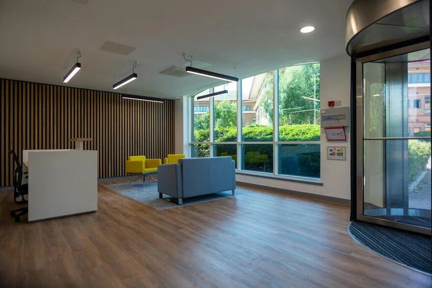 5 Mondial Way, Hayes to rent - Building Photo - Image 2 of 7