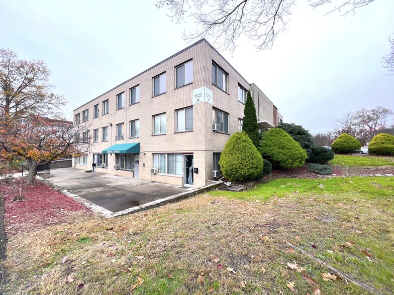 621 Farmington Ave, Hartford, CT for sale - Building Photo - Image 1 of 1