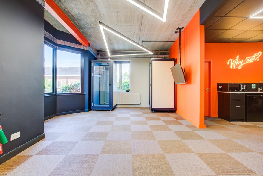 Lower Kings Rd, Berkhamsted to rent - Interior Photo - Image 2 of 11