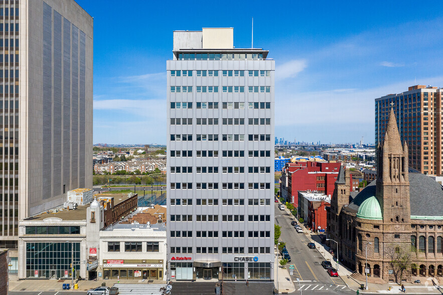 570 Broad St, Newark, NJ for rent - Building Photo - Image 2 of 4