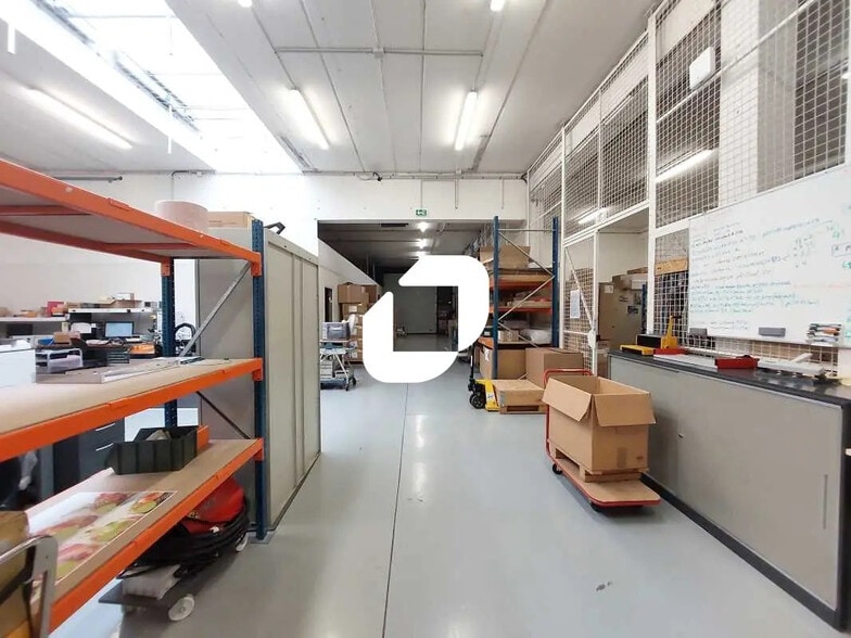 4 Rue Albert Einstein, Trappes to rent - Interior Photo - Image 2 of 11