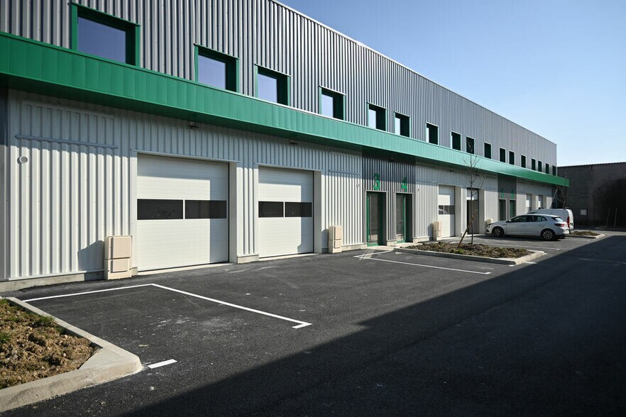 12 Rue Léopha, Mions to rent - Building Photo - Image 3 of 7