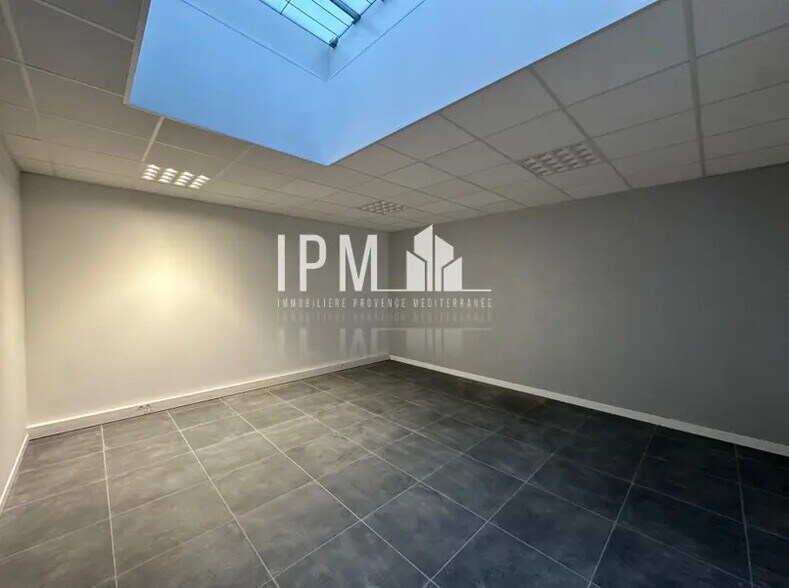 Retail in Roquevaire to rent - Building Photo - Image 2 of 5