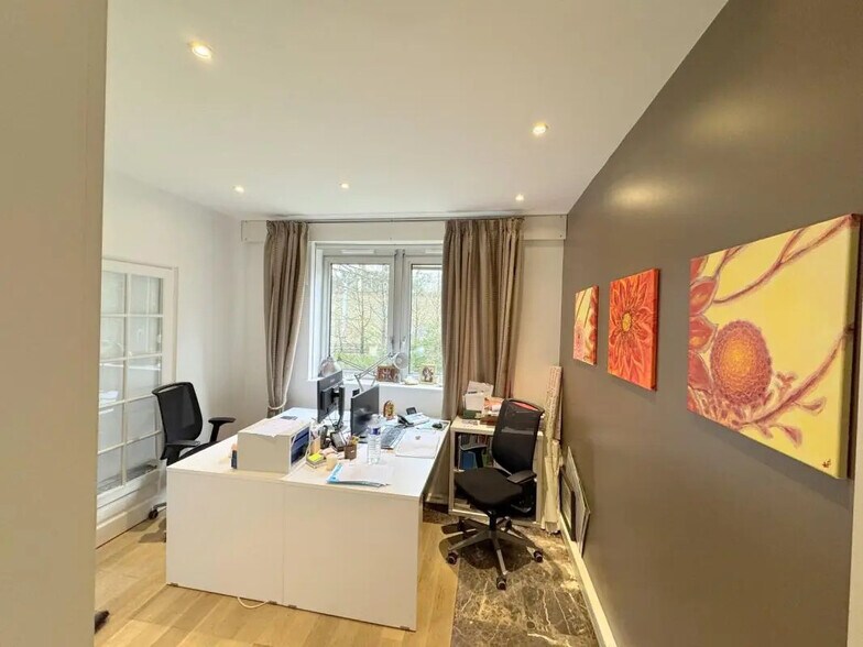 Office in Versailles to rent - Interior Photo - Image 2 of 8