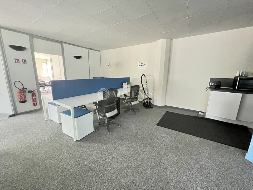 Office in Tremblay-en-France to rent Building Photo- Image 1 of 10