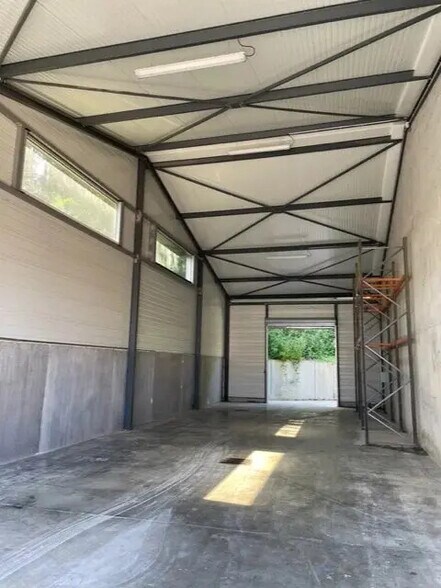 Light Industrial in Bourgoin-Jallieu to rent - Building Photo - Image 3 of 4