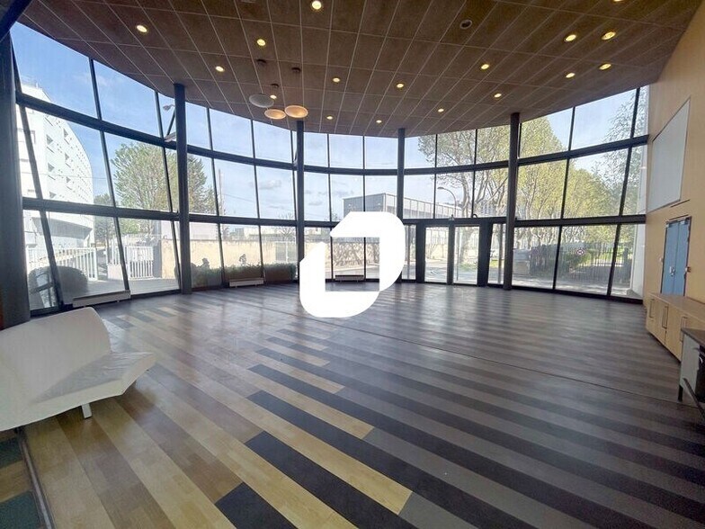 Light Industrial in Bezons to rent - Lobby - Image 3 of 10