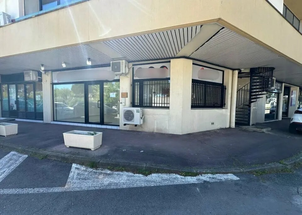 Location Commerce 90 m² - Photo 1