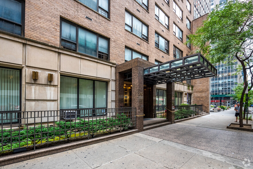 210 E 47th St, New York, NY for sale - Building Photo - Image 1 of 4