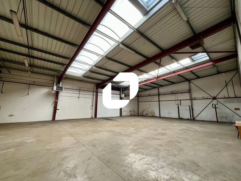 Light Industrial in Mornant to rent - Interior Photo - Image 3 of 15