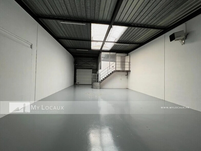 Light Industrial in SAINT-OUEN-L'AUMONE to rent - Interior Photo - Image 2 of 6