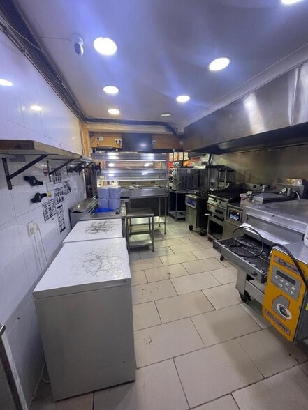 203 Homerton High St, London to rent - Interior Photo - Image 3 of 5