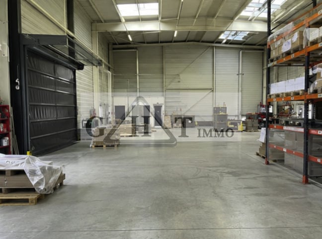 Industrial in Villeneuve-la-Garenne to rent - Building Photo - Image 1 of 3
