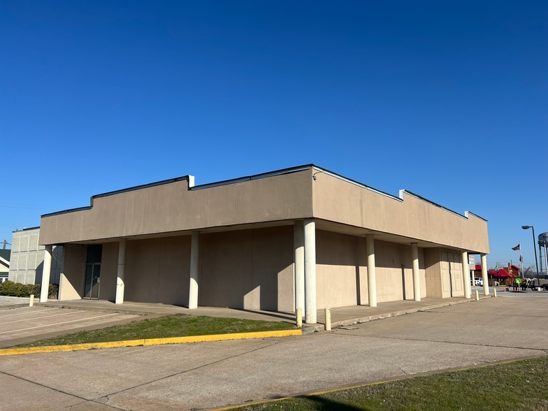 100 N 8th St, Rogers, AR to rent - Building Photo - Image 1 of 8