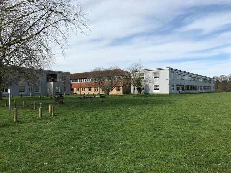 Penns Pl, Petersfield to rent - Building Photo - Image 2 of 7