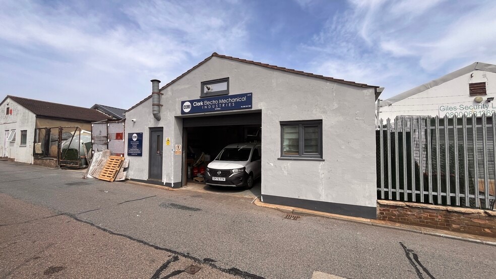 Bowlers Croft, Basildon to rent - Building Photo - Image 2 of 2