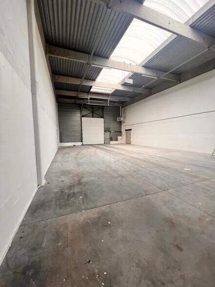 Office in Coignières to rent - Building Photo - Image 2 of 12