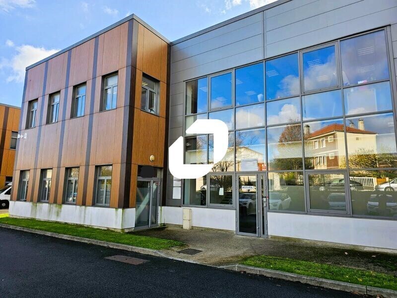 Light Industrial in Saint-Denis to rent Building Photo- Image 1 of 12