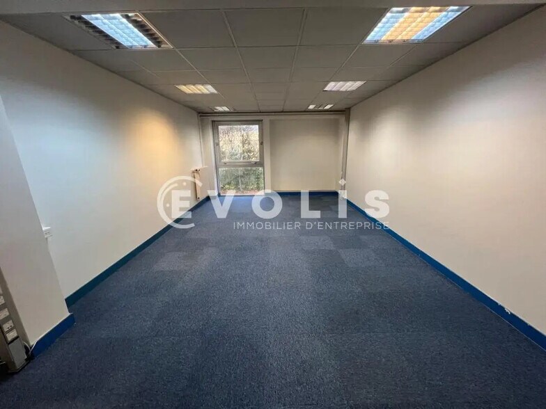 Light Industrial in Croissy-Beaubourg to rent - Interior Photo - Image 2 of 11