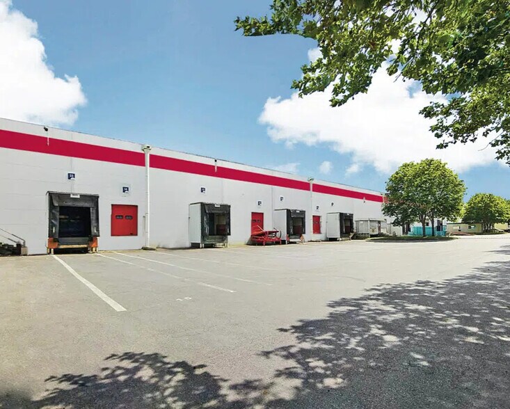 Industrial in Éragny to rent - Building Photo - Image 1 of 15